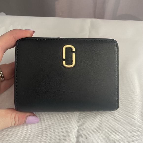 MARC JACOBS The J Marc Mini Compact Wallet Black Leather Gold With Dust Bag - Picture 2 of 11